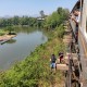 Vonatút a folyó mellett